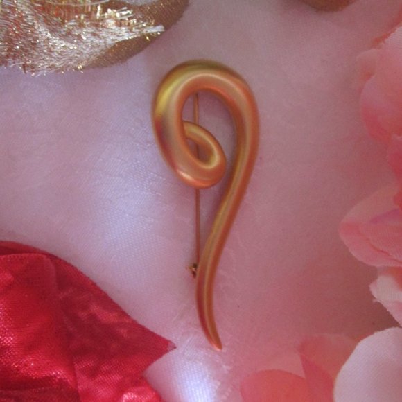 ๐ GOLD SWIRL BROOCH โ VINTAGE ๐ - Picture 10 of 15
